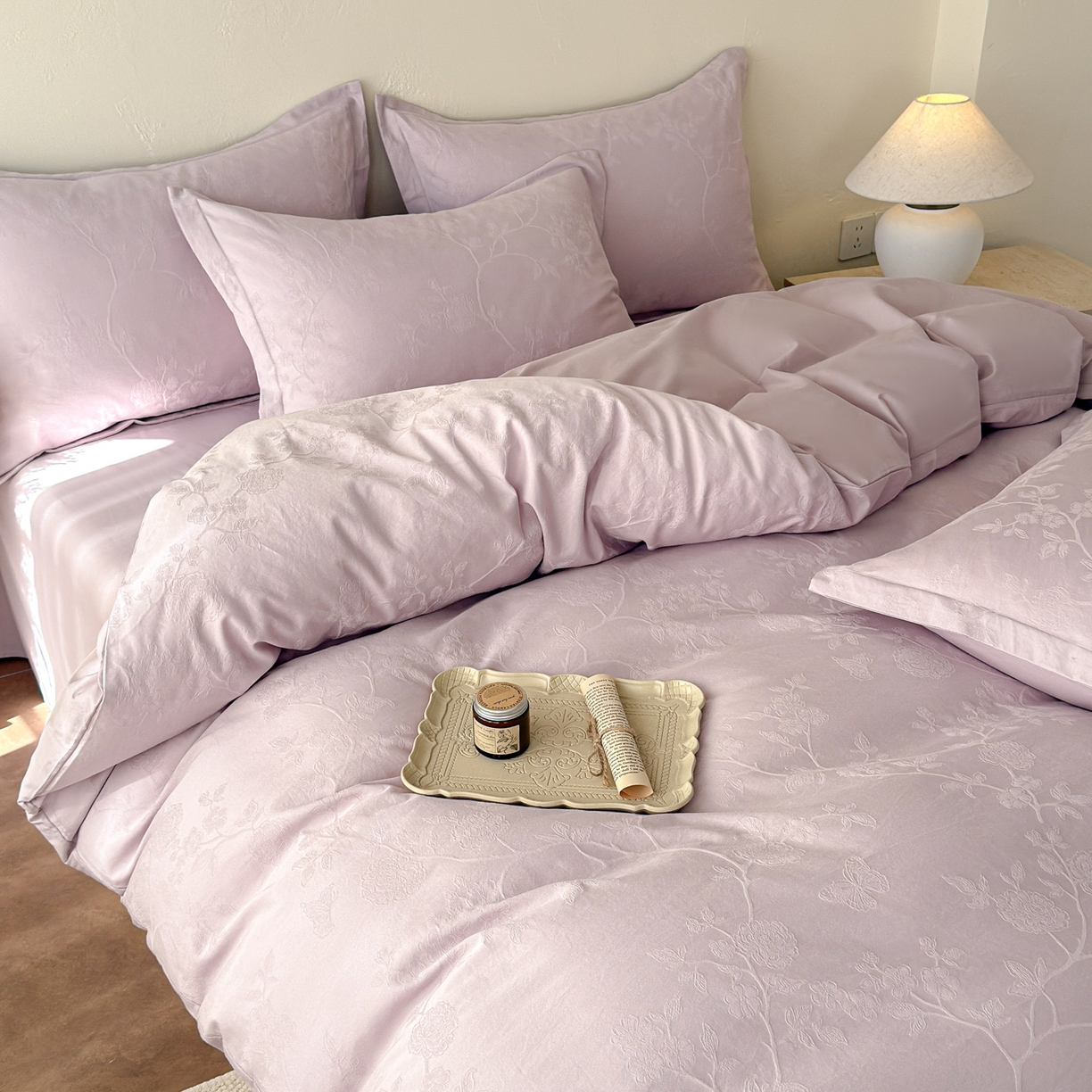 91家纺网 家纺一手货源 找家纺 慕尚家纺 2026新款A类60支长绒棉纯棉提花贡缎大提花光泽绸缎感四件套 清风蝶紫