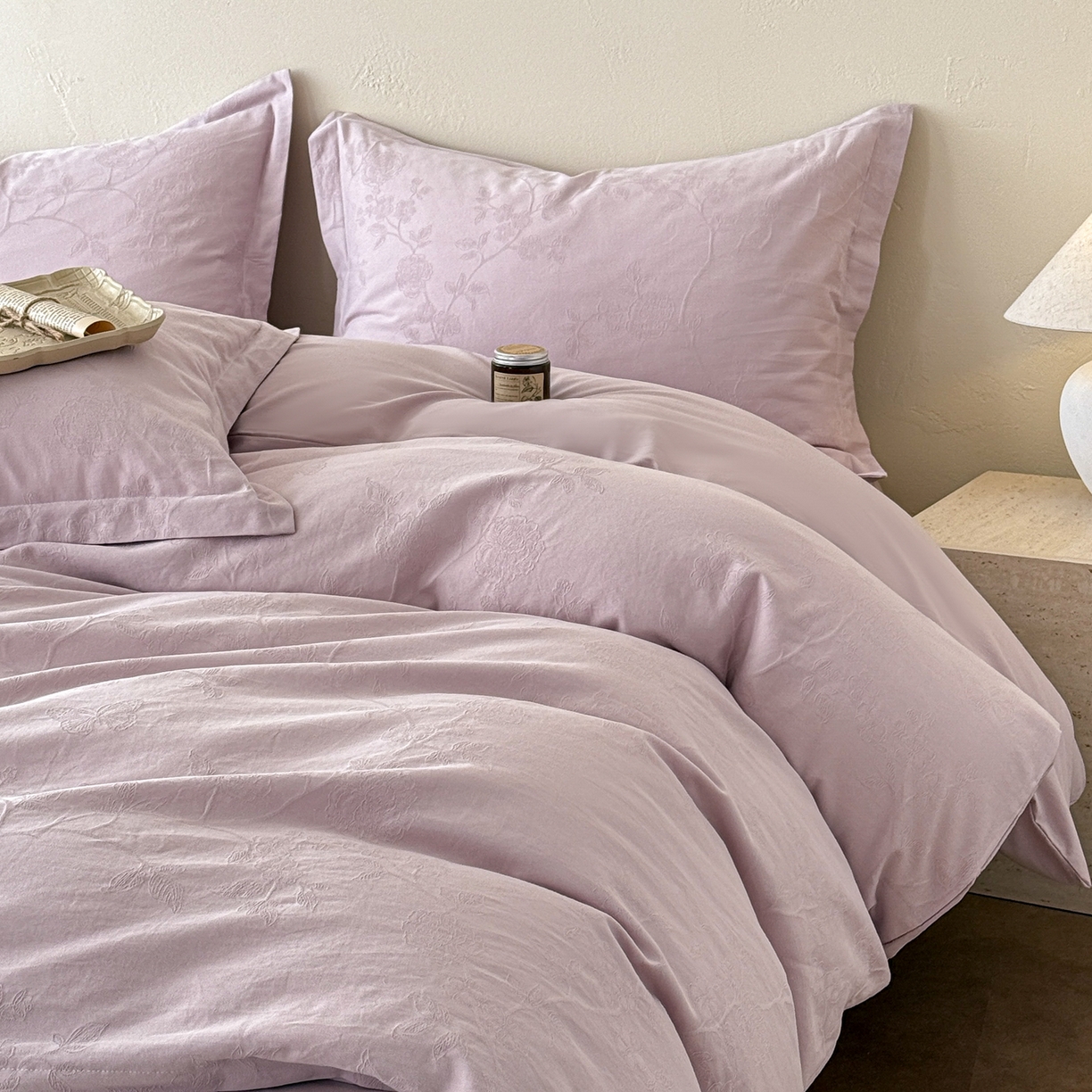 91家纺网 家纺一手货源 找家纺 慕尚家纺 2026新款A类60支长绒棉纯棉提花贡缎大提花光泽绸缎感四件套 清风蝶紫