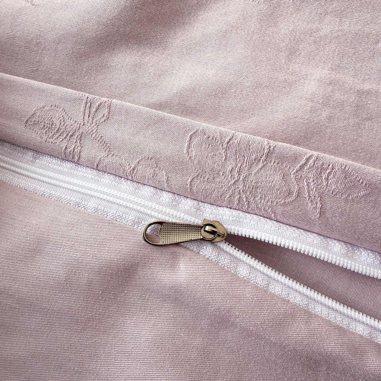 91家纺网 家纺一手货源 找家纺 慕尚家纺 2026新款A类60支长绒棉纯棉提花贡缎大提花光泽绸缎感四件套 清风蝶紫