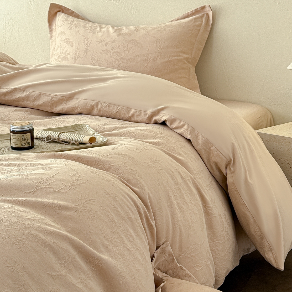 91家纺网 家纺一手货源 找家纺 慕尚家纺 2026新款A类60支长绒棉纯棉提花贡缎大提花光泽绸缎感四件套 花非花米黄风格二