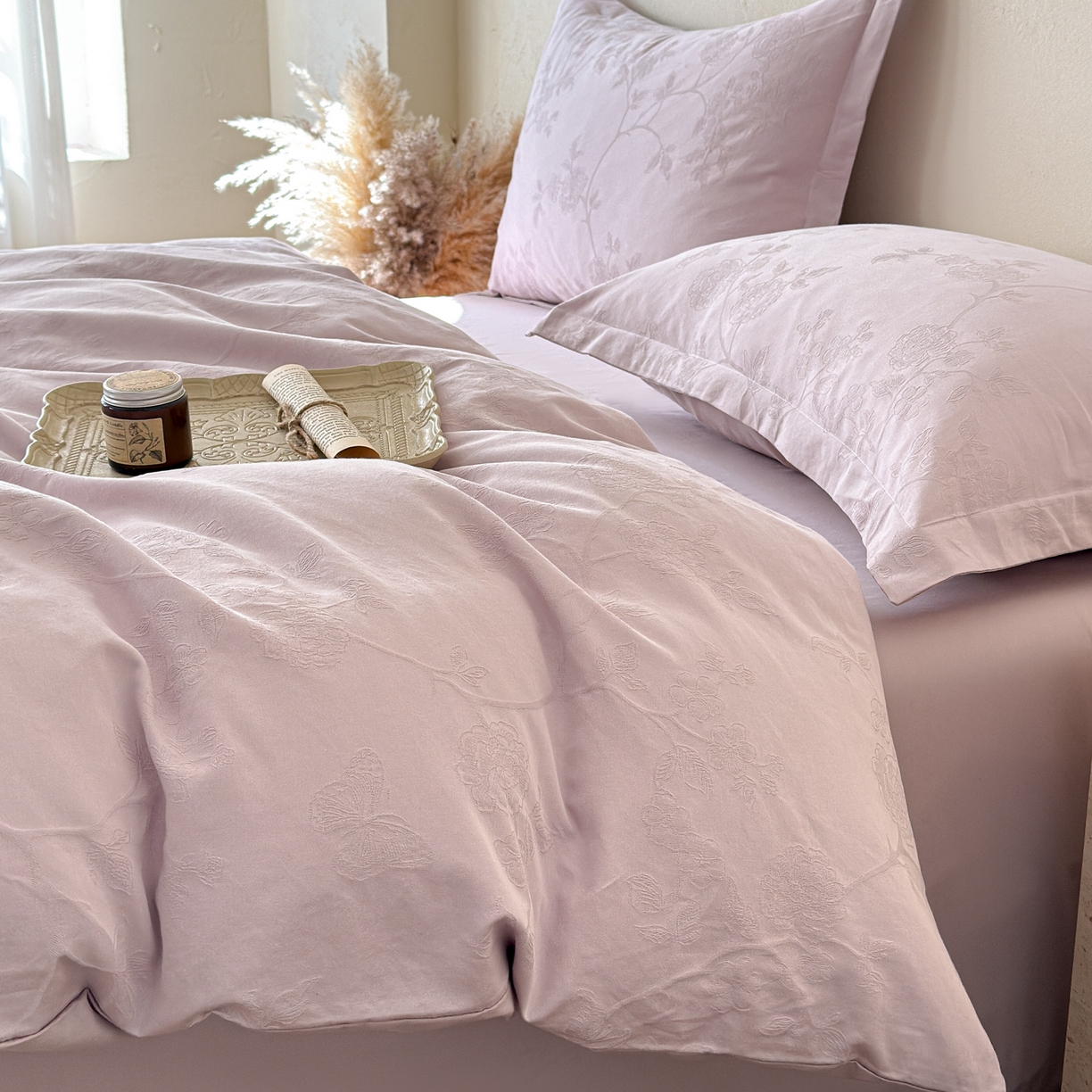 91家纺网 家纺一手货源 找家纺 慕尚家纺 2026新款A类60支长绒棉纯棉提花贡缎大提花光泽绸缎感四件套 清风蝶紫