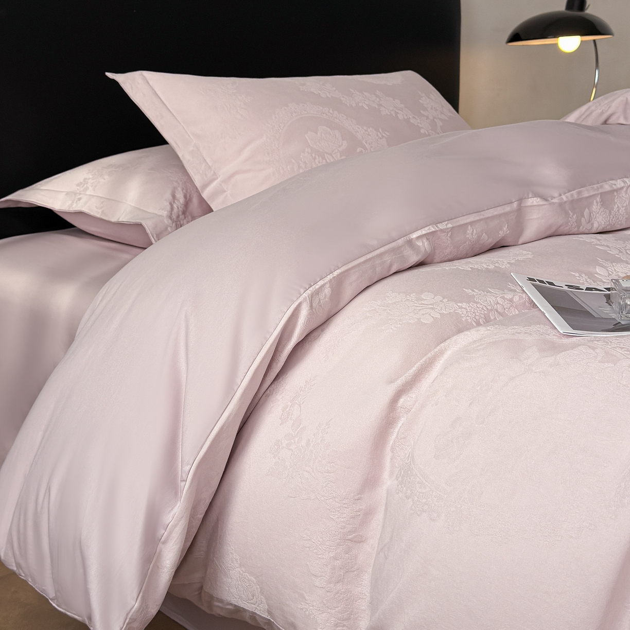 91家纺网 家纺一手货源 找家纺 慕尚家纺 2026新款A类60支长绒棉纯棉提花贡缎大提花光泽绸缎感四件套 萨拉紫