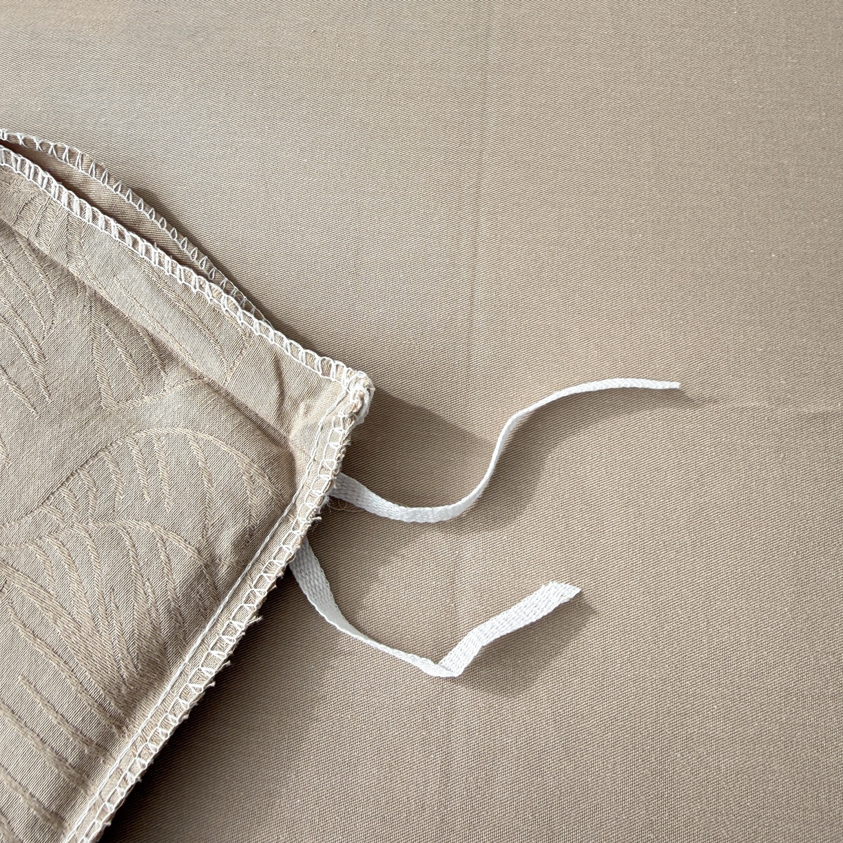 91家纺网 家纺一手货源 找家纺 慕尚家纺 2026新款A类60支长绒棉纯棉提花贡缎大提花光泽绸缎感四件套 树叶卡其