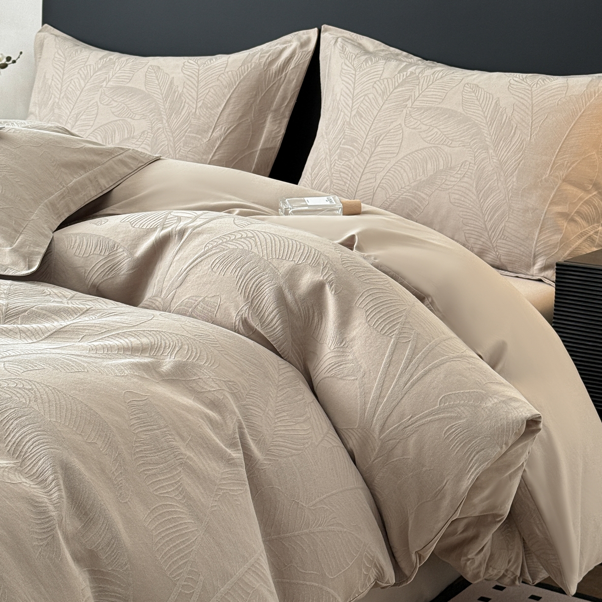 91家纺网 家纺一手货源 找家纺 慕尚家纺 2026新款A类60支长绒棉纯棉提花贡缎大提花光泽绸缎感四件套 树叶卡其