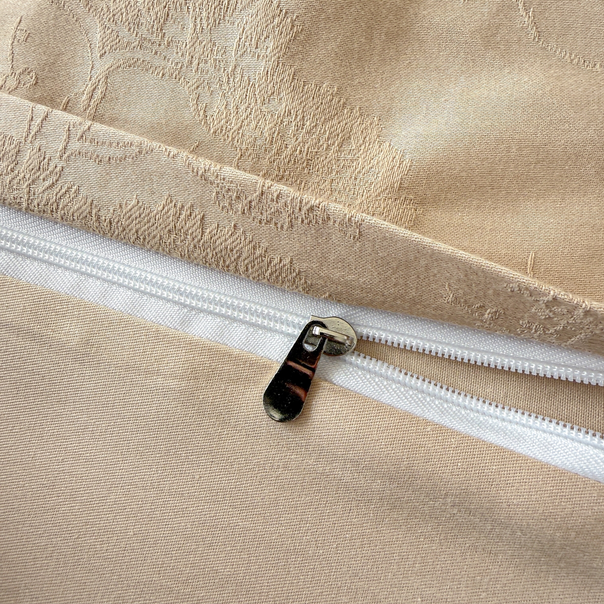 91家纺网 家纺一手货源 找家纺 慕尚家纺 2026新款A类60支长绒棉纯棉提花贡缎大提花光泽绸缎感四件套 花非花米黄风格二