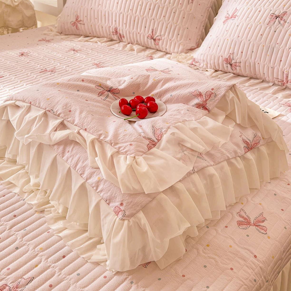 91家纺网 家纺一手货源 找家纺 提花大世界 2026新款冰肤纱法式花边凉感夏被夏凉被空调被被套凉席三件套床盖夹棉四件套 轻粉结意