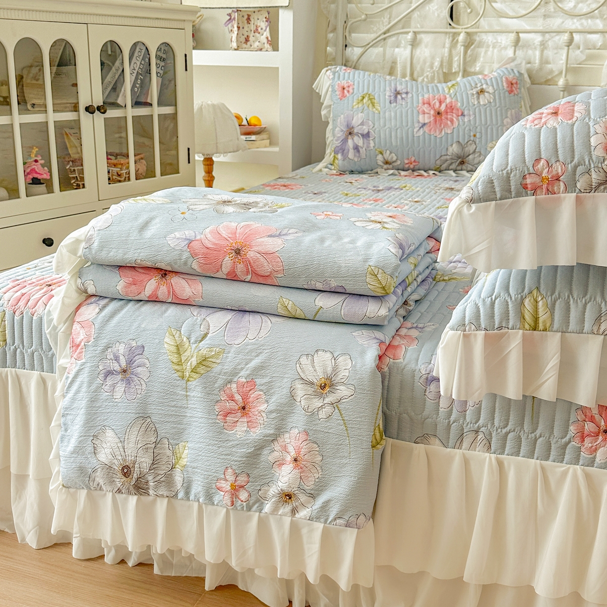 91家纺网 家纺一手货源 找家纺 提花大世界 2026新款冰肤纱法式花边凉感夏被夏凉被空调被被套凉席三件套床盖夹棉四件套 海盐花簇