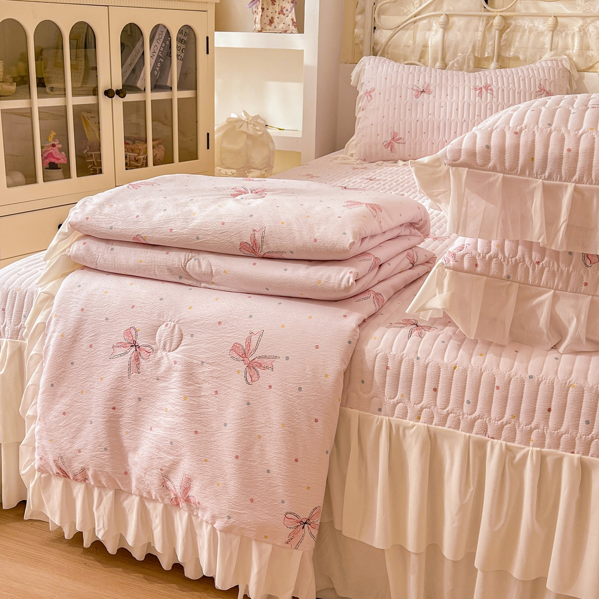 91家纺网 家纺一手货源 找家纺 提花大世界 2026新款冰肤纱法式花边凉感夏被夏凉被空调被被套凉席三件套床盖夹棉四件套 轻粉结意