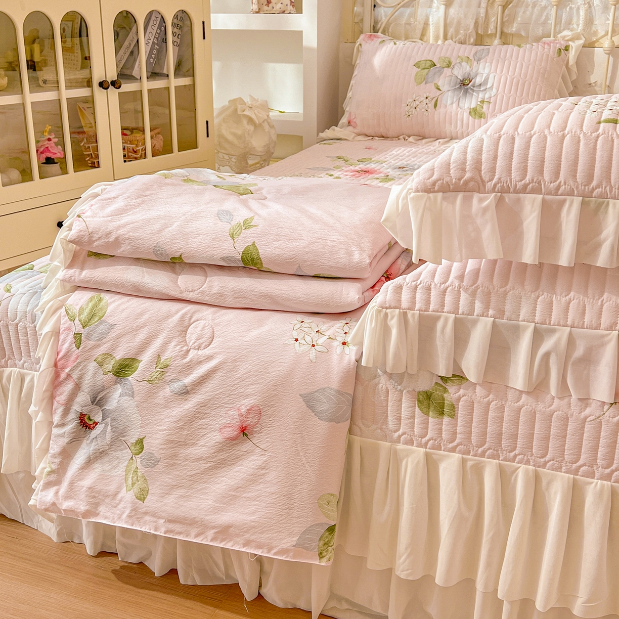 91家纺网 家纺一手货源 找家纺 提花大世界 2026新款冰肤纱法式花边凉感夏被夏凉被空调被被套凉席三件套床盖夹棉四件套 春日桃李