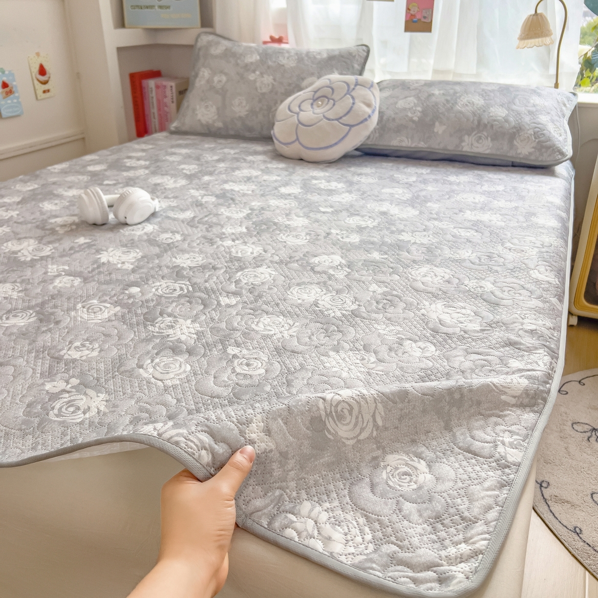 91家纺网 家纺一手货源 找家纺 许林家纺 2026新款花卉凉席床席三件套-花恋 花恋-灰