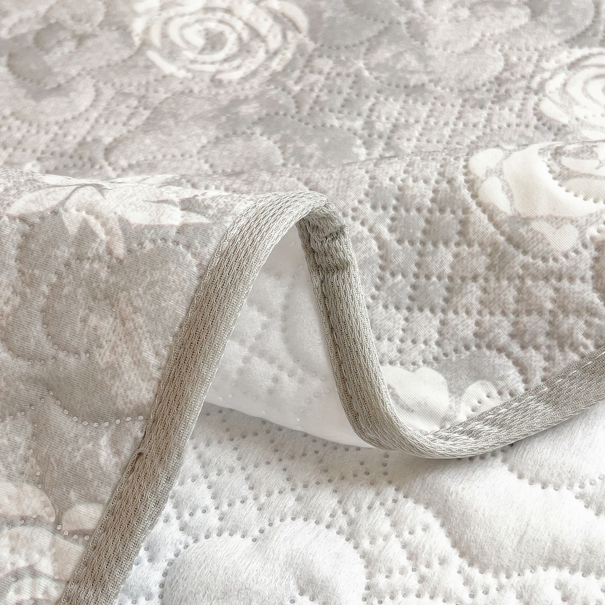 91家纺网 家纺一手货源 找家纺 许林家纺 2026新款花卉凉席床席三件套-花恋 花恋-灰