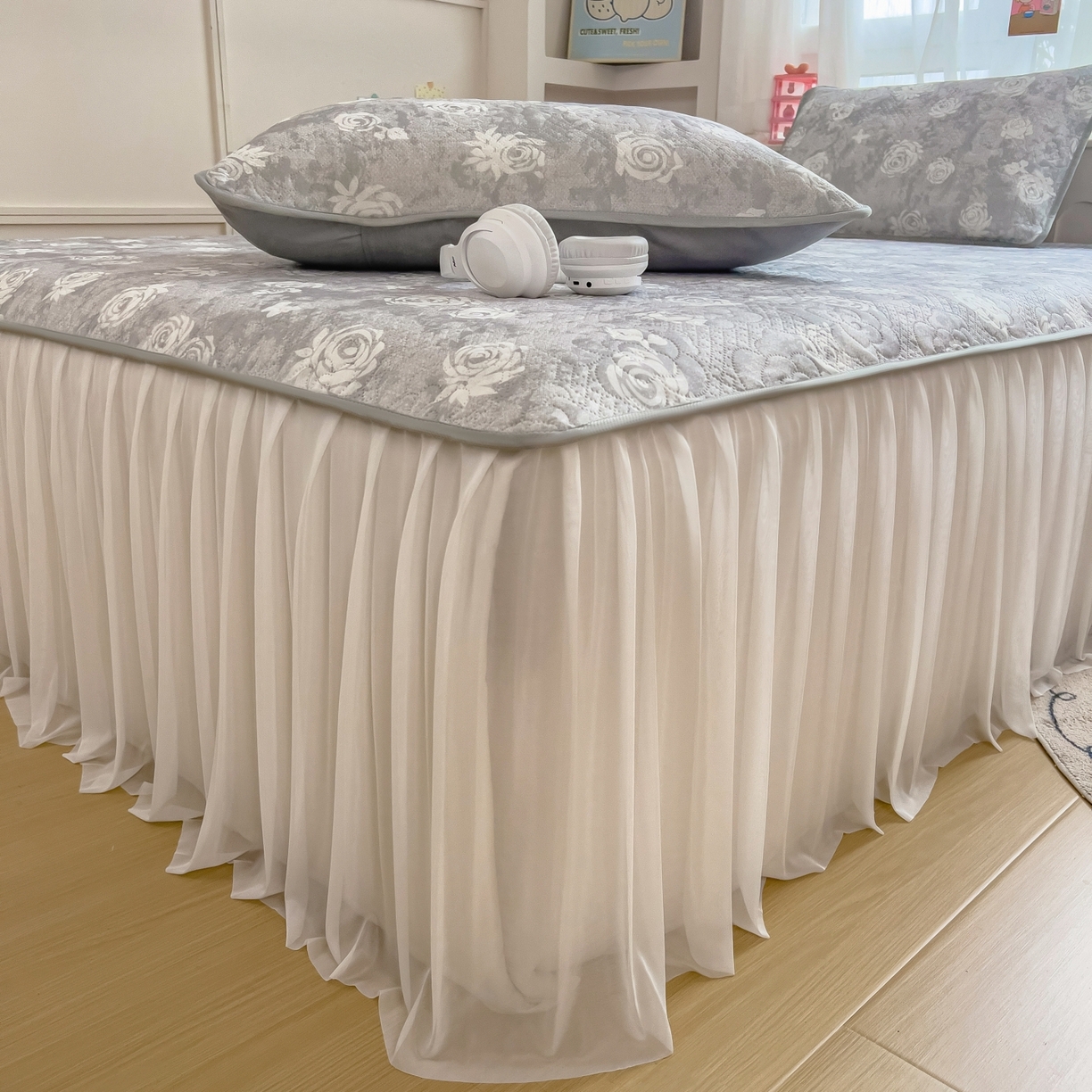 91家纺网 家纺一手货源 找家纺 许林家纺 2026新款花卉凉席床裙三件套-花语 花语-灰