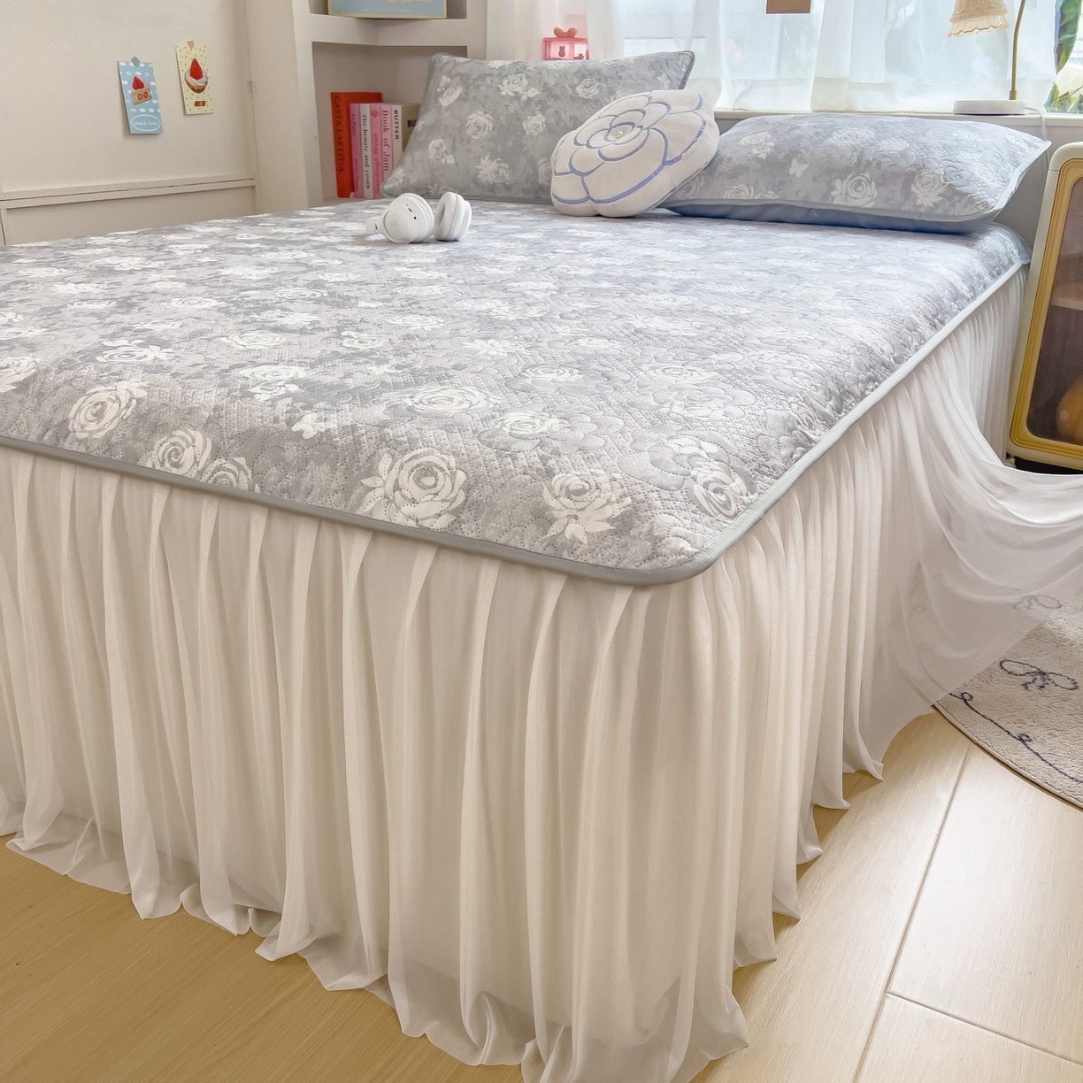 91家纺网 家纺一手货源 找家纺 许林家纺 2026新款花卉凉席床裙三件套-花语 花语-灰