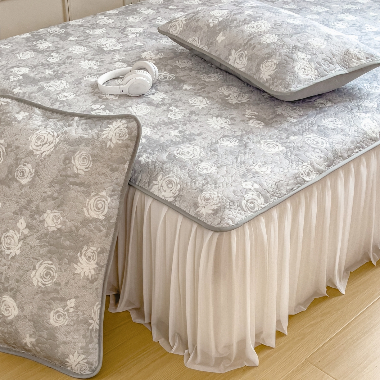 91家纺网 家纺一手货源 找家纺 许林家纺 2026新款花卉凉席床裙三件套-花语 花语-灰