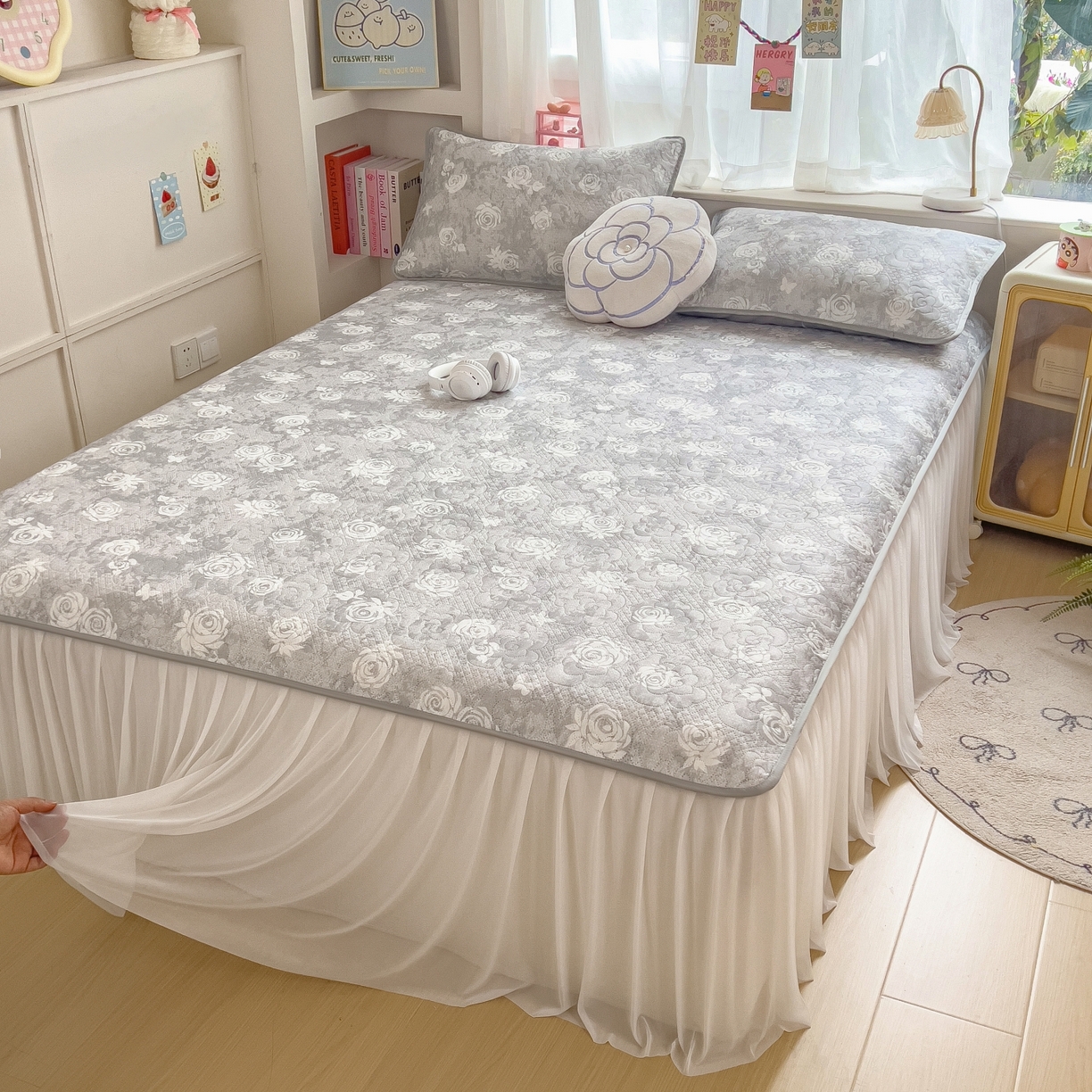 91家纺网 家纺一手货源 找家纺 许林家纺 2026新款花卉凉席床裙三件套-花语 花语-灰