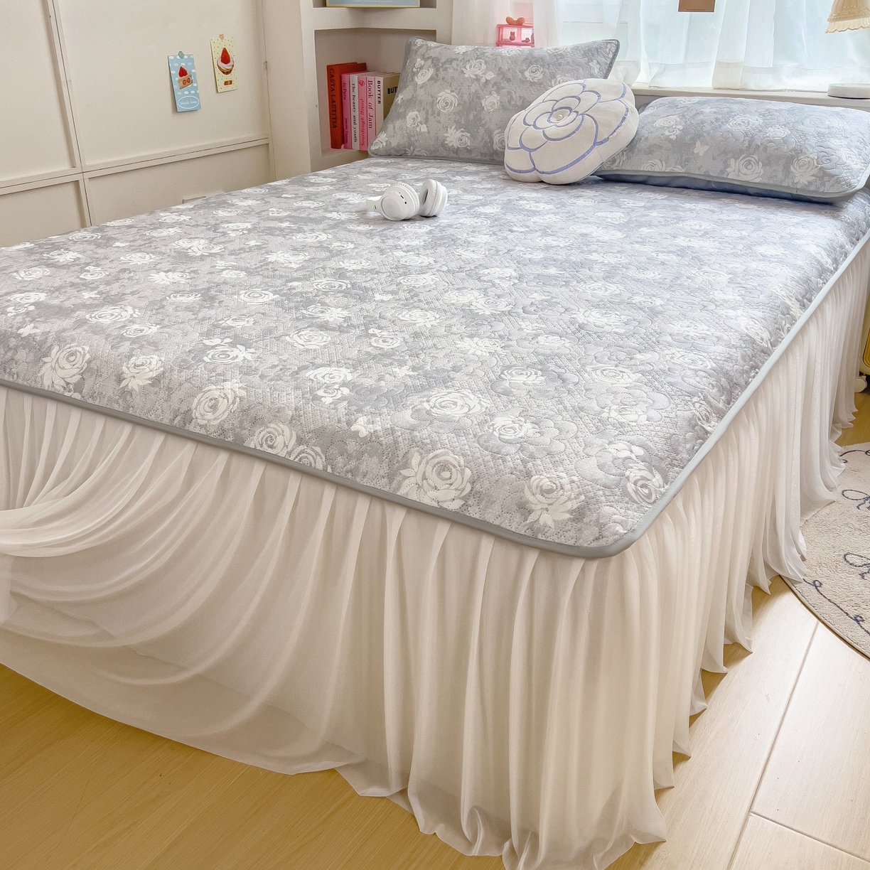 91家纺网 家纺一手货源 找家纺 许林家纺 2026新款花卉凉席床裙三件套-花语 花语-灰