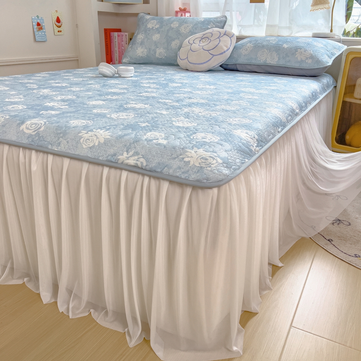 91家纺网 家纺一手货源 找家纺 许林家纺 2026新款花卉凉席床裙三件套-花语 花语-蓝