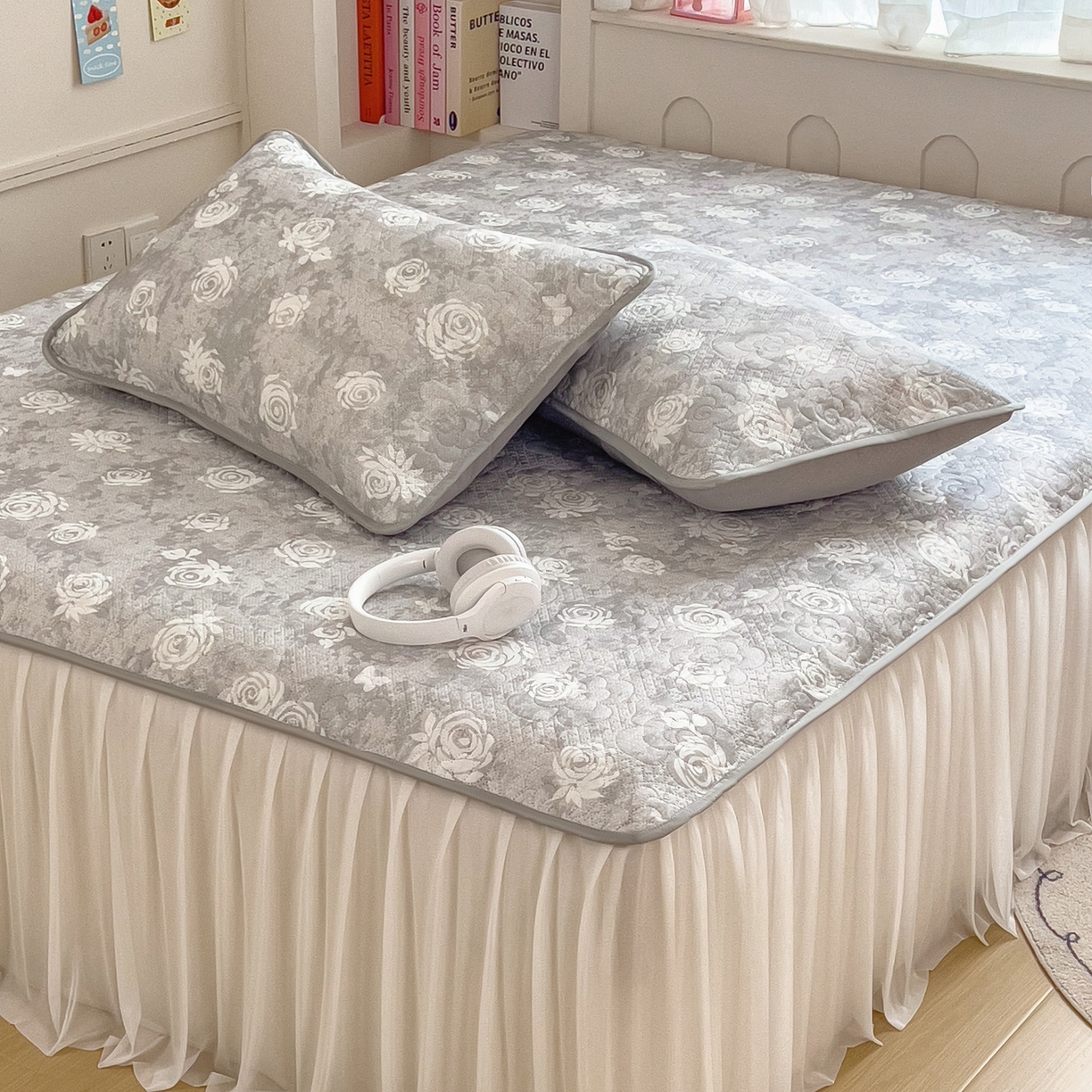 91家纺网 家纺一手货源 找家纺 许林家纺 2026新款花卉凉席床裙三件套-花语 花语-灰