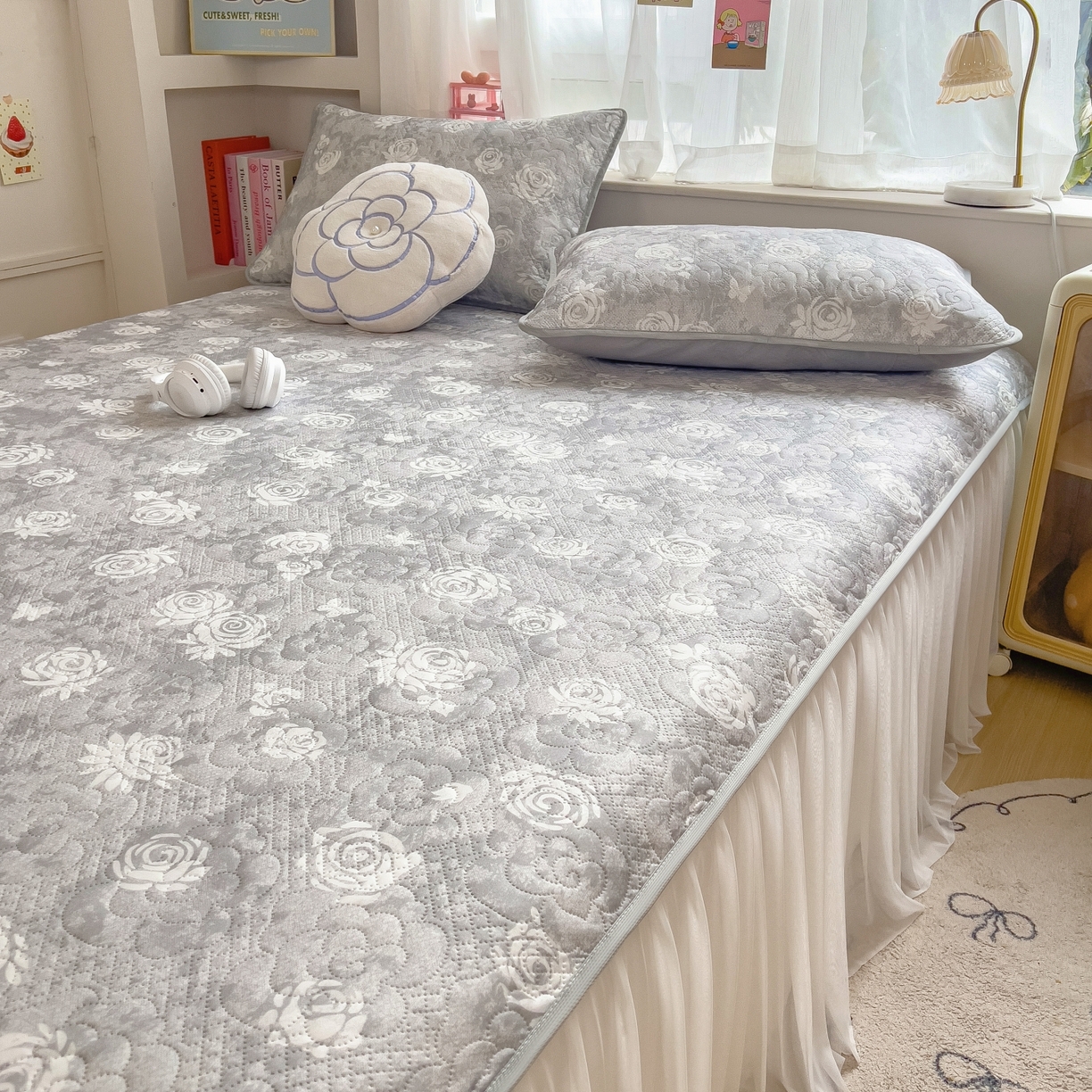 91家纺网 家纺一手货源 找家纺 许林家纺 2026新款花卉凉席床裙三件套-花语 花语-灰