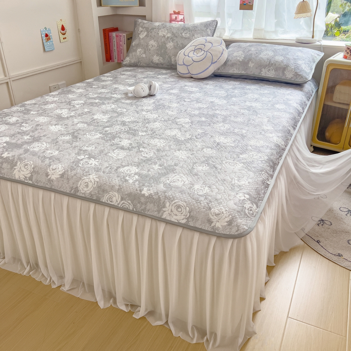 91家纺网 家纺一手货源 找家纺 许林家纺 2026新款花卉凉席床裙三件套-花语 花语-灰