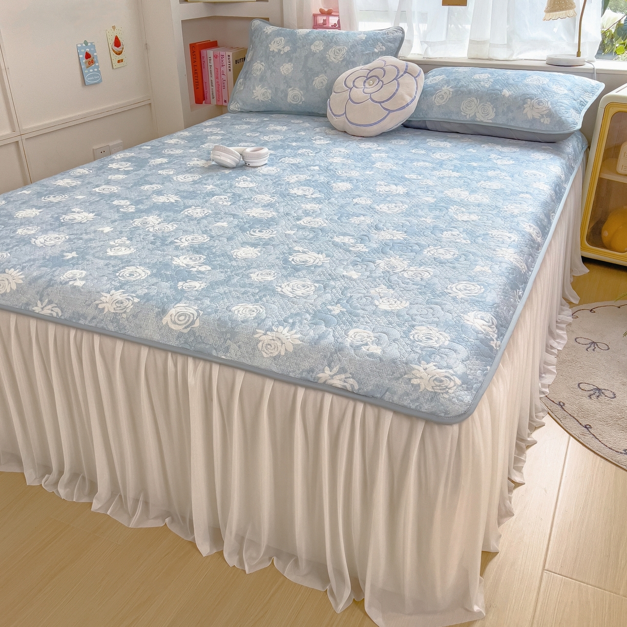 91家纺网 家纺一手货源 找家纺 许林家纺 2026新款花卉凉席床裙三件套-花语 花语-蓝