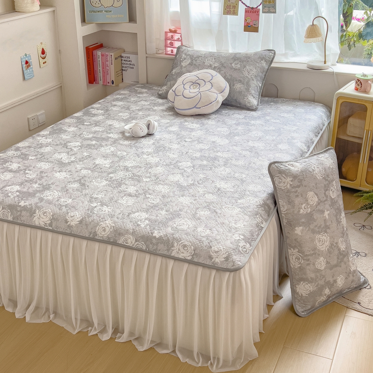 91家纺网 家纺一手货源 找家纺 许林家纺 2026新款花卉凉席床裙三件套-花语 花语-灰