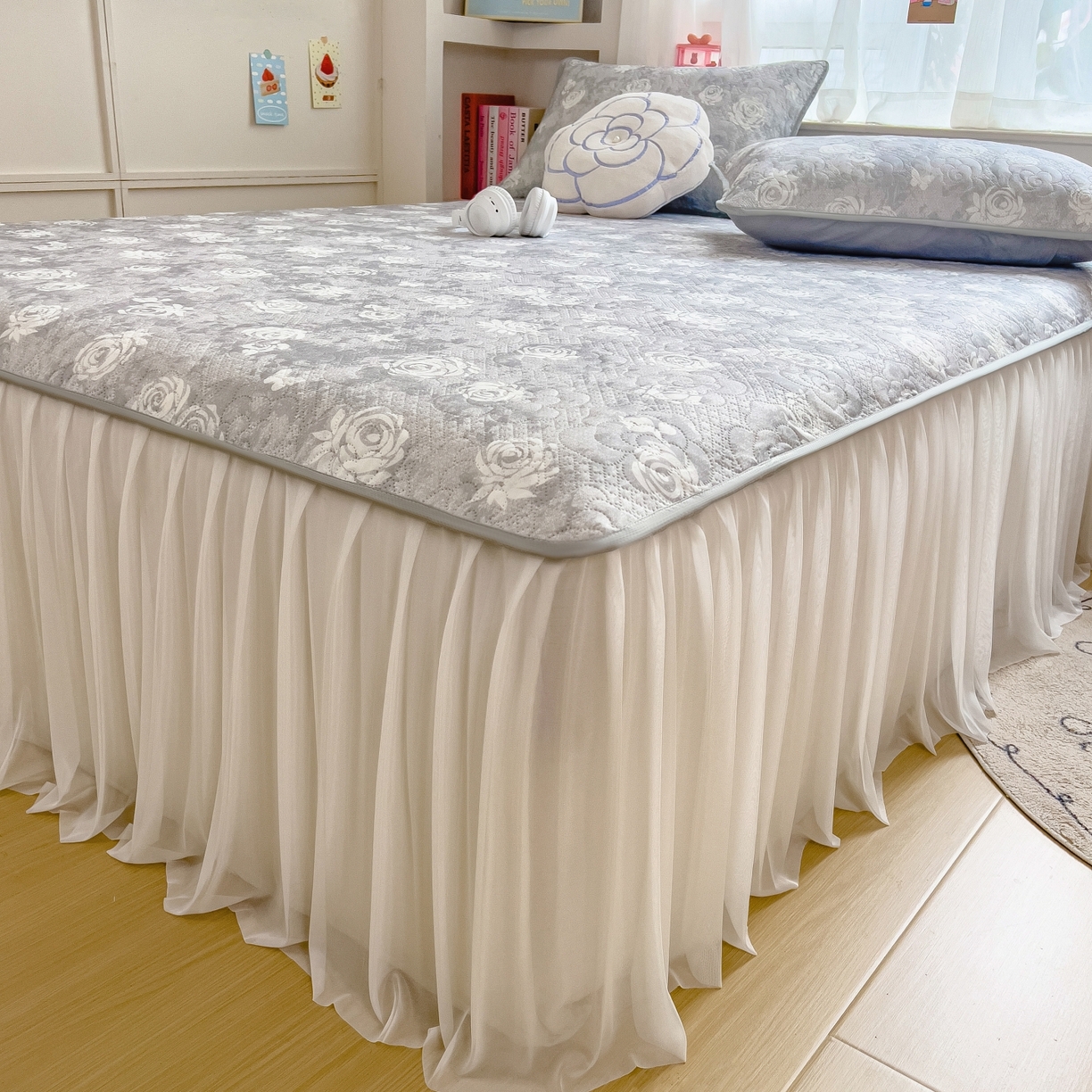 91家纺网 家纺一手货源 找家纺 许林家纺 2026新款花卉凉席床裙三件套-花语 花语-灰