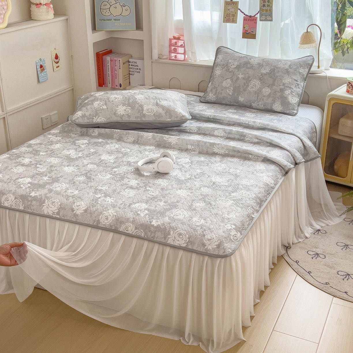 91家纺网 家纺一手货源 找家纺 许林家纺 2026新款花卉凉席床裙三件套-花语 花语-灰