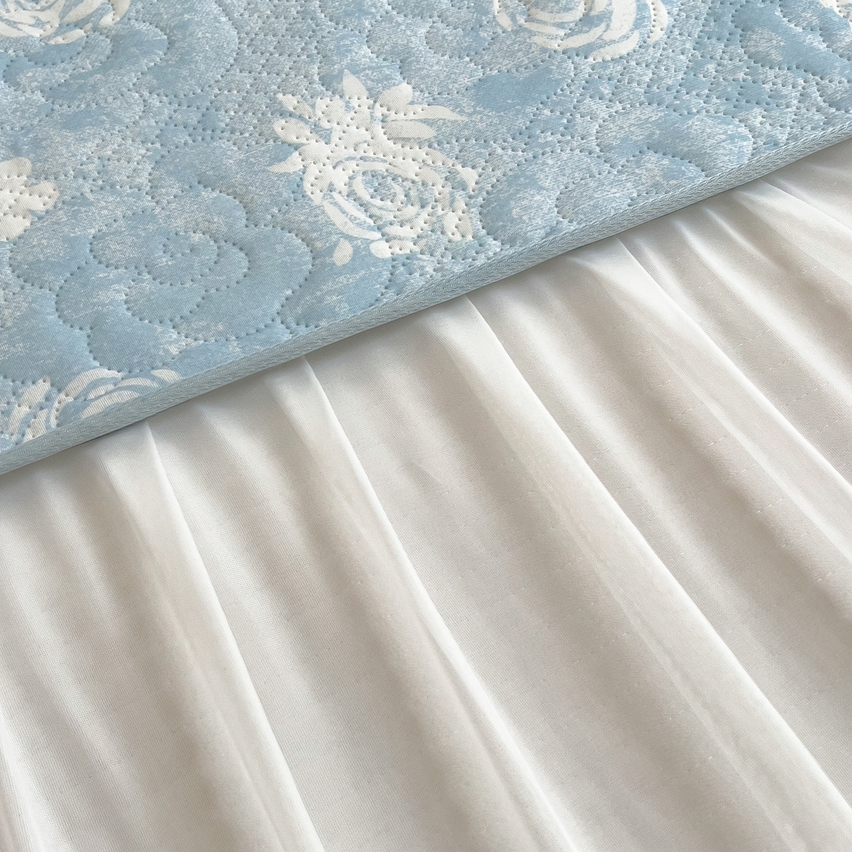 91家纺网 家纺一手货源 找家纺 许林家纺 2026新款花卉凉席床裙三件套-花语 花语-蓝