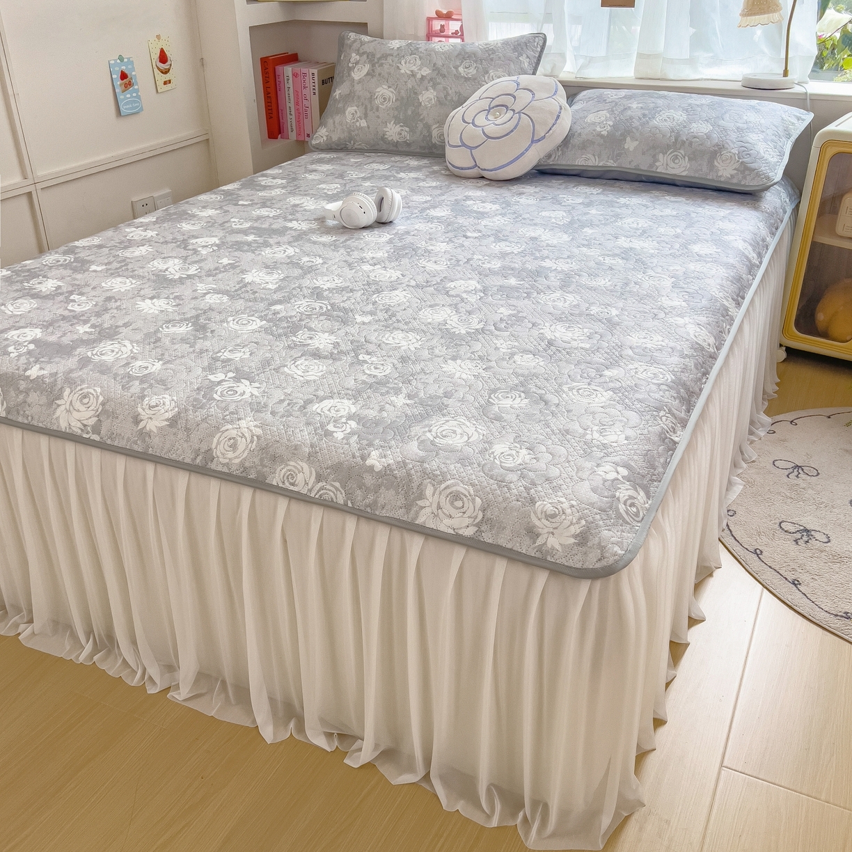 91家纺网 家纺一手货源 找家纺 许林家纺 2026新款花卉凉席床裙三件套-花语 花语-灰