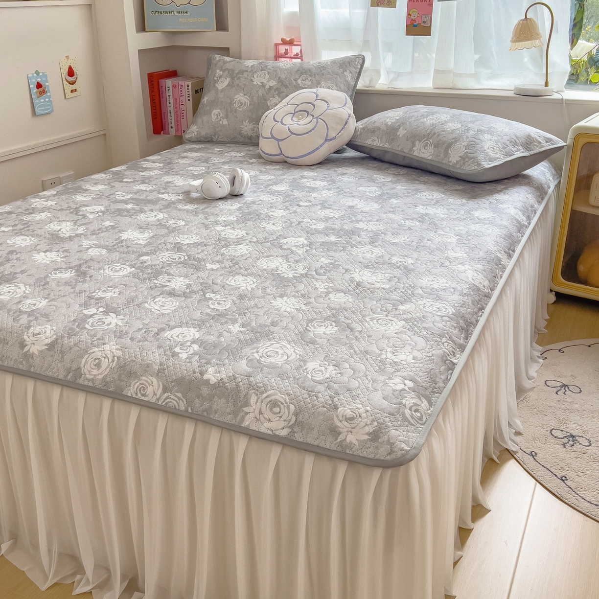 91家纺网 家纺一手货源 找家纺 许林家纺 2026新款花卉凉席床裙三件套-花语 花语-灰