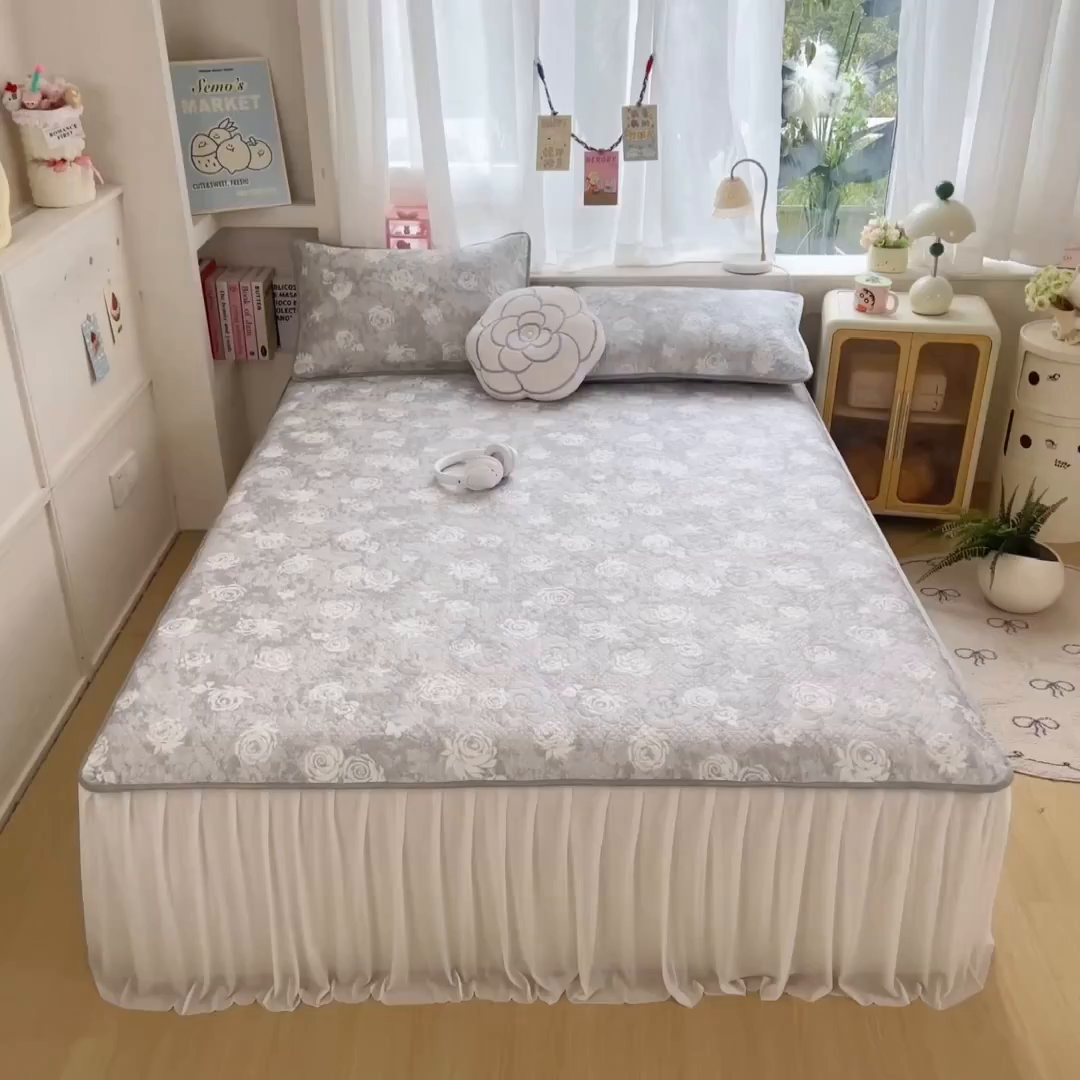 91家纺网 家纺一手货源 找家纺 许林家纺 2026新款花卉凉席床裙三件套-花语 花语-灰
