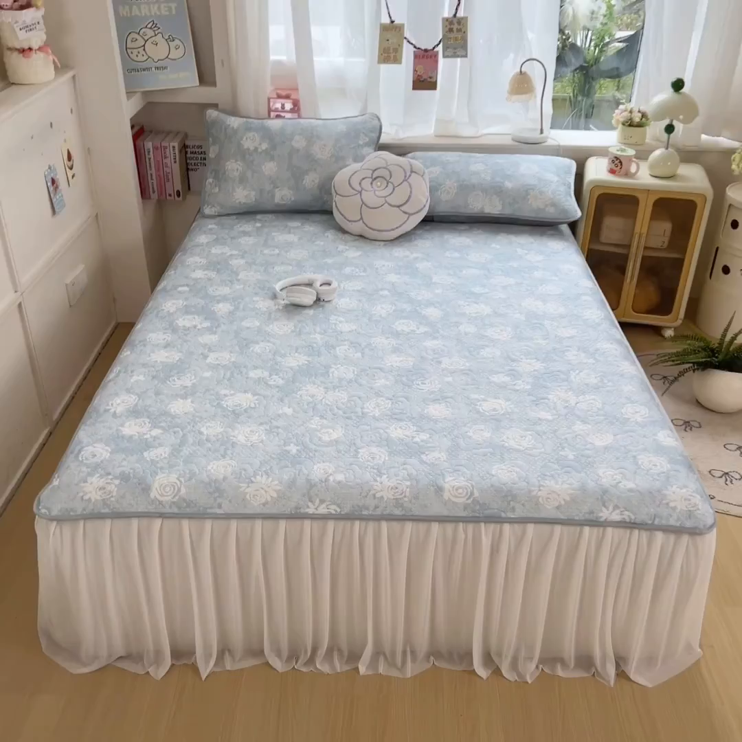 91家纺网 家纺一手货源 找家纺 许林家纺 2026新款花卉凉席床裙三件套-花语 花语-蓝
