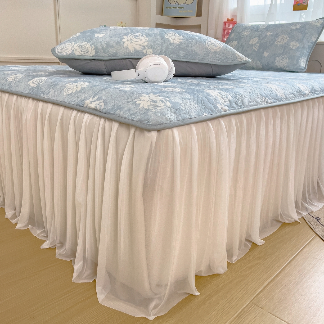 91家纺网 家纺一手货源 找家纺 许林家纺 2026新款花卉凉席床裙三件套-花语 花语-蓝