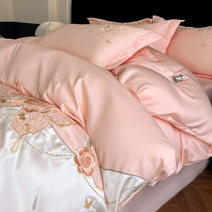 91家纺网 家纺一手货源 找家纺 金牛座家纺 2026新款细斜纹亮丝提花贴布绣重工刺绣四件套-潘妮系列 潘妮-嫩粉