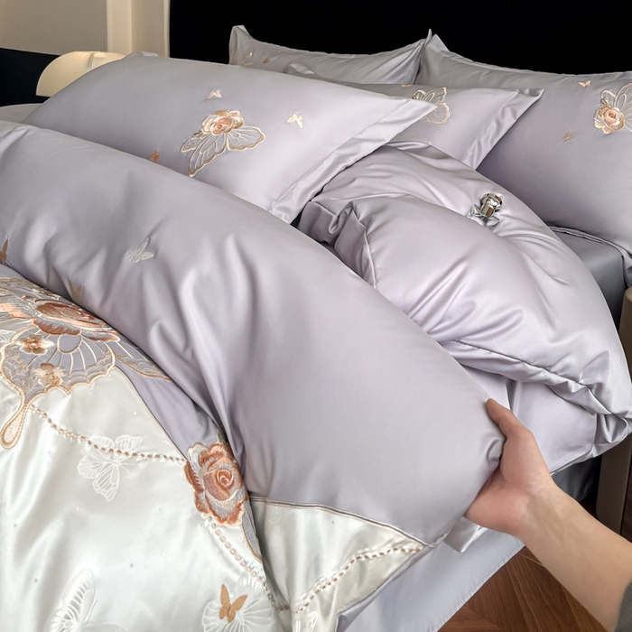 91家纺网 家纺一手货源 找家纺 金牛座家纺 2026新款细斜纹亮丝提花贴布绣重工刺绣四件套-潘妮系列 潘妮-浅紫