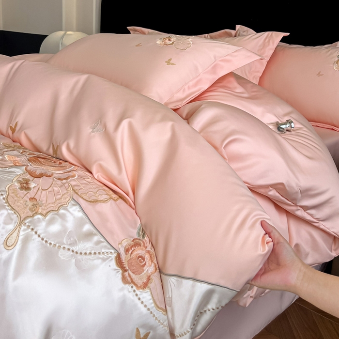 91家纺网 家纺一手货源 找家纺 金牛座家纺 2026新款细斜纹亮丝提花贴布绣重工刺绣四件套-潘妮系列 潘妮-嫩粉