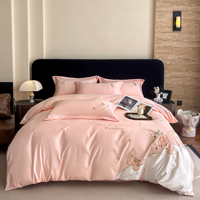 91家纺网 家纺一手货源 找家纺 金牛座家纺 2026新款细斜纹亮丝提花贴布绣重工刺绣四件套-潘妮系列 潘妮-嫩粉