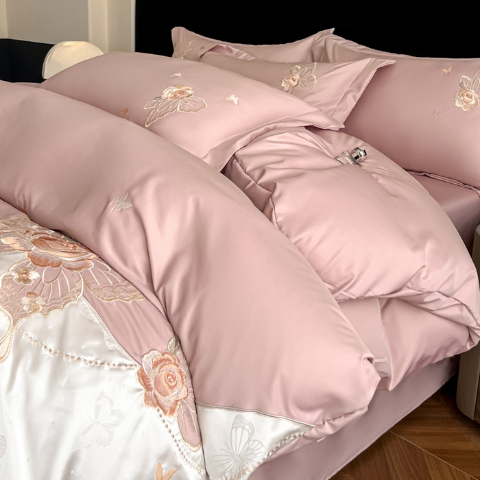 91家纺网 家纺一手货源 找家纺 金牛座家纺 2026新款细斜纹亮丝提花贴布绣重工刺绣四件套-潘妮系列 潘妮-浅豆沙