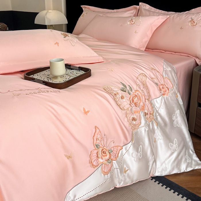 91家纺网 家纺一手货源 找家纺 金牛座家纺 2026新款细斜纹亮丝提花贴布绣重工刺绣四件套-潘妮系列 潘妮-嫩粉