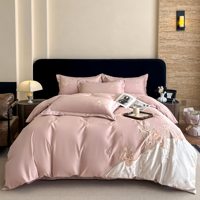 91家纺网 家纺一手货源 找家纺 金牛座家纺 2026新款细斜纹亮丝提花贴布绣重工刺绣四件套-潘妮系列 潘妮-浅豆沙