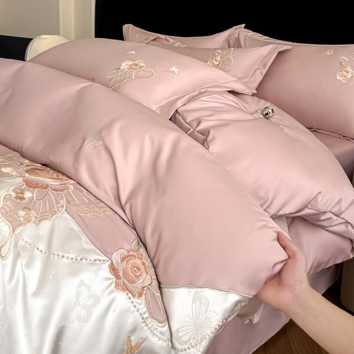 91家纺网 家纺一手货源 找家纺 金牛座家纺 2026新款细斜纹亮丝提花贴布绣重工刺绣四件套-潘妮系列 潘妮-浅豆沙