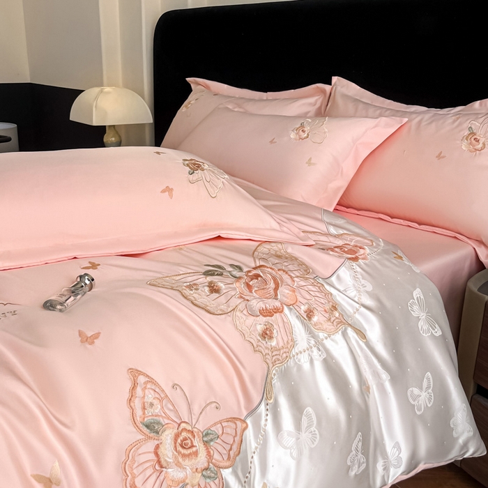 91家纺网 家纺一手货源 找家纺 金牛座家纺 2026新款细斜纹亮丝提花贴布绣重工刺绣四件套-潘妮系列 潘妮-嫩粉