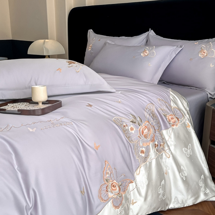 91家纺网 家纺一手货源 找家纺 金牛座家纺 2026新款细斜纹亮丝提花贴布绣重工刺绣四件套-潘妮系列 潘妮-浅紫