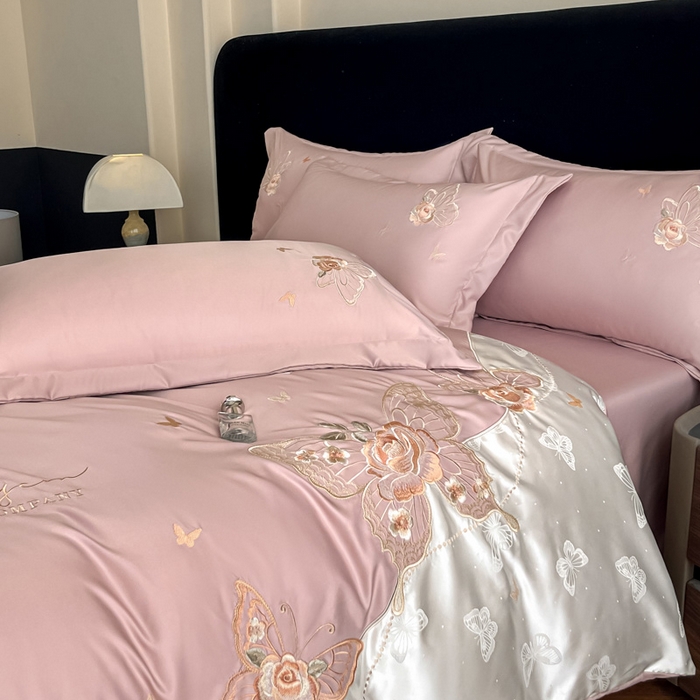 91家纺网 家纺一手货源 找家纺 金牛座家纺 2026新款细斜纹亮丝提花贴布绣重工刺绣四件套-潘妮系列 潘妮-浅豆沙