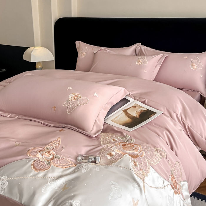 91家纺网 家纺一手货源 找家纺 金牛座家纺 2026新款细斜纹亮丝提花贴布绣重工刺绣四件套-潘妮系列 潘妮-浅豆沙