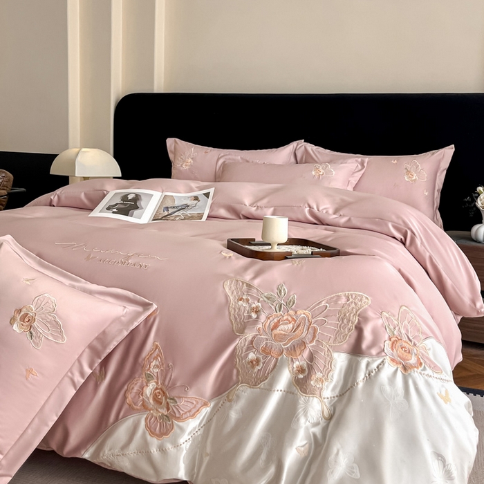 91家纺网 家纺一手货源 找家纺 金牛座家纺 2026新款细斜纹亮丝提花贴布绣重工刺绣四件套-潘妮系列 潘妮-浅豆沙