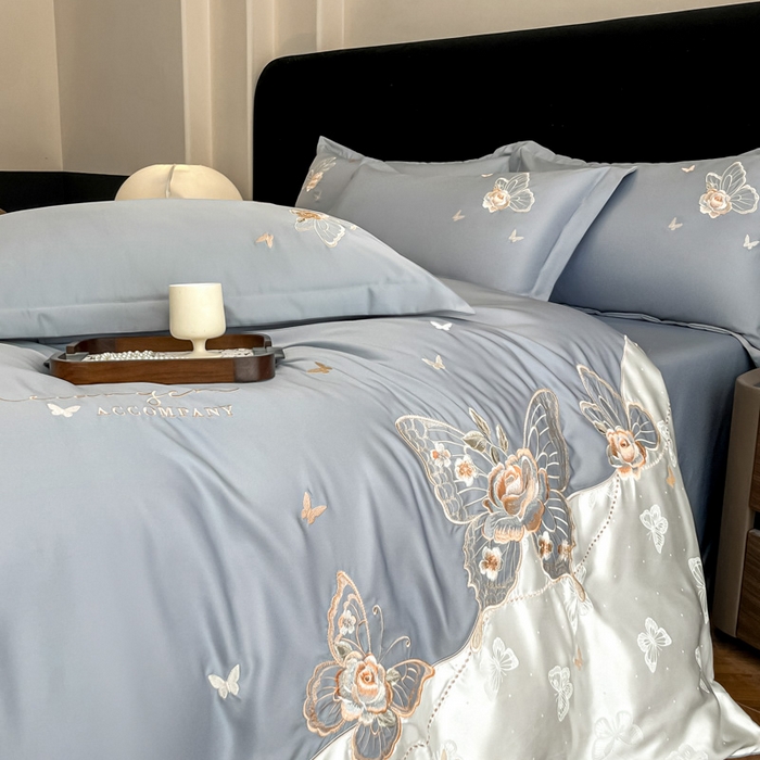 91家纺网 家纺一手货源 找家纺 金牛座家纺 2026新款细斜纹亮丝提花贴布绣重工刺绣四件套-潘妮系列 潘妮-灰