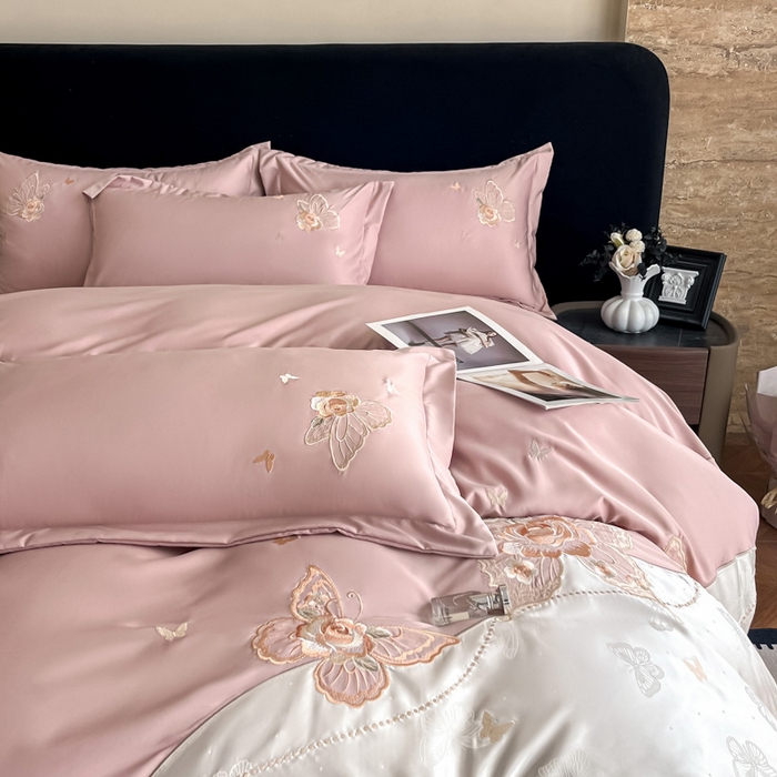 91家纺网 家纺一手货源 找家纺 金牛座家纺 2026新款细斜纹亮丝提花贴布绣重工刺绣四件套-潘妮系列 潘妮-浅豆沙