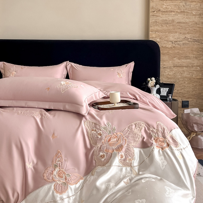 91家纺网 家纺一手货源 找家纺 金牛座家纺 2026新款细斜纹亮丝提花贴布绣重工刺绣四件套-潘妮系列 潘妮-浅豆沙